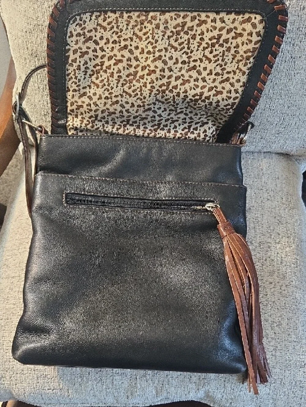 New YORK Leather Crossbody Bag with Whipstitched Contrasting Brown Trim 10 X 12